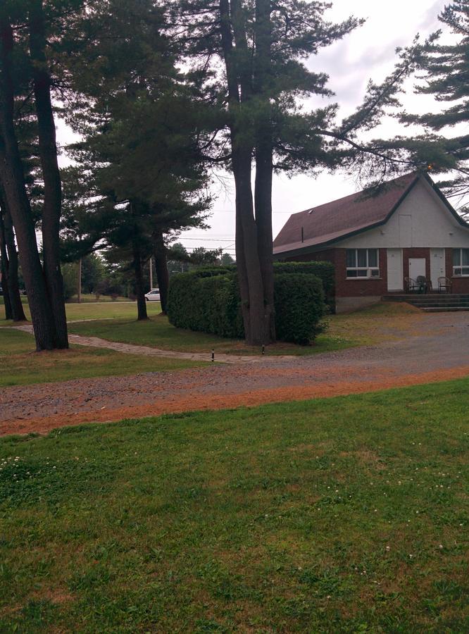 Motel Les Pins グランビー エクステリア 写真