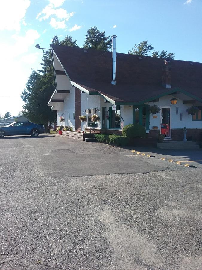 Motel Les Pins グランビー エクステリア 写真